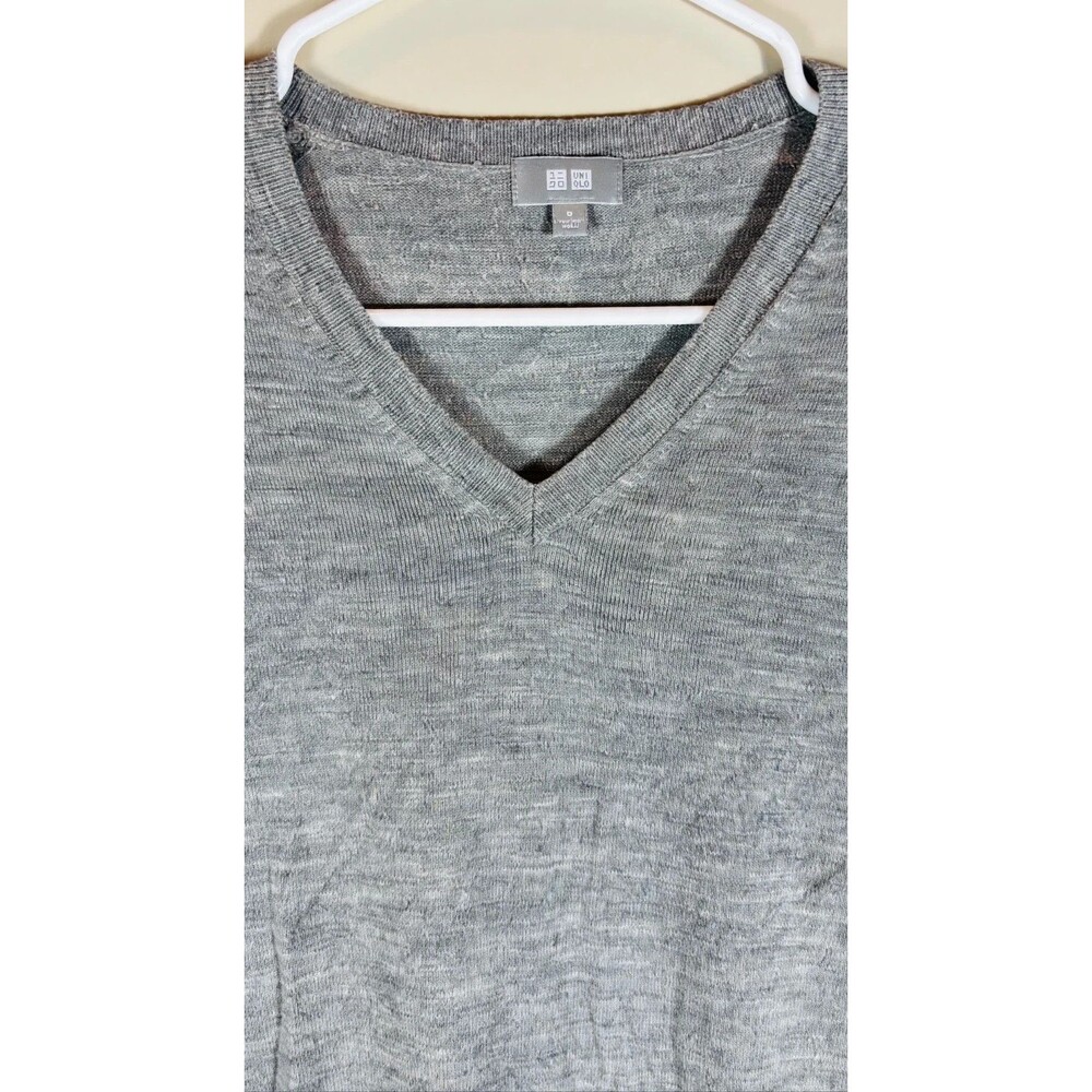 Uniqlo Mens M Gray 100% Wool V-Neck Sweater Pullover Merino Lightweight FLAW